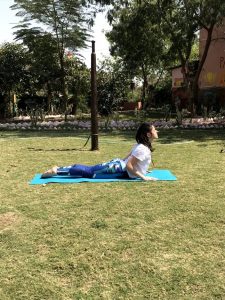 Bhujangasana : une posture de yoga qui soulage le mal de dos.