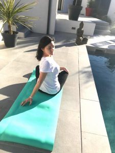 Torsion assise : une posture de yoga pour soulager les maux de dos